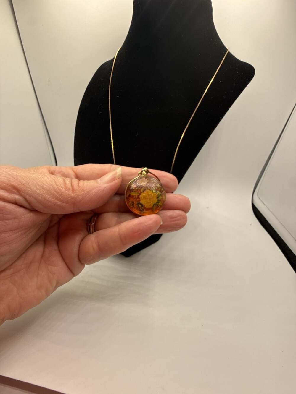 Vintage Resin Pendant Necklace with beautiful flowers